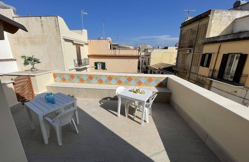 Avola House | CRISPI HOUSE-CLEAR ROOM