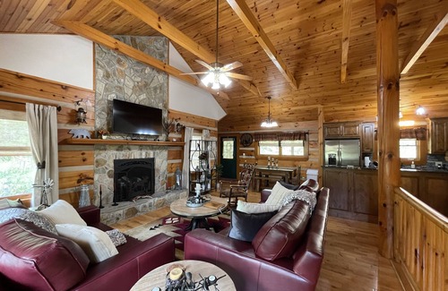 Boone Cabin | Crooked Feather @ River Ridge Awaits You!