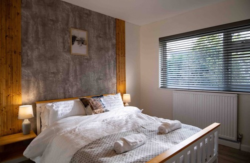 Leeds House | Cross Lane Cottage - Luxury Group Hot Tub Stay