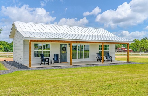 Fredericksburg Cottage | Cross Mountain Cottages 7 | Ensuite Baths & Porch