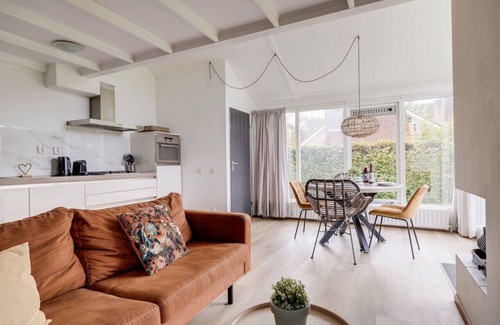 Zwiggelte House | Crossbill I Chic Holiday Home with Wide Garden