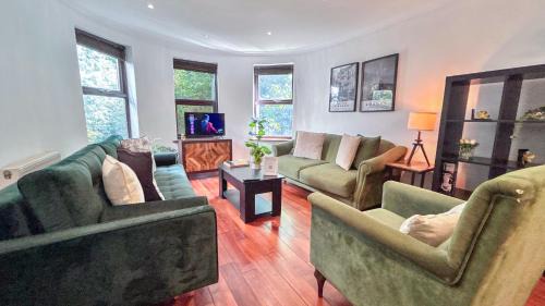 Crouch End Apartment | Crouch End NEW 4 Bed 3 Bath Home with Balcony and FREE Parking near Alexandra Palace , Highgate