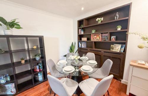 Crouch End Apartment | Crouch End NEW 4 Bed 3 Bath Home with Balcony and FREE Parking near Alexandra Palace , Highgate