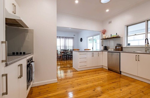 Dubbo House | Crown Comforts - Family Escape, Firepit