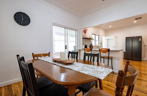 Dubbo House | Crown Comforts - Family Escape, Firepit