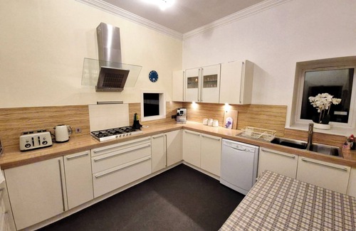 Inverness House | Crown Jewel - 4 Bedroom, 2 Bathroom Townhouse w Parking- Inverness City Centre