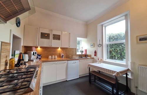 Inverness House | Crown Jewel - 4 Bedroom, 2 Bathroom Townhouse w Parking- Inverness City Centre