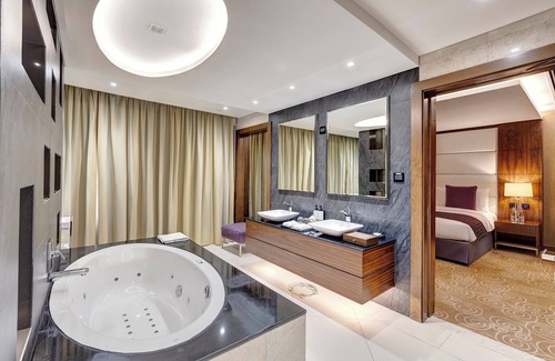 Muscat Hotel | Crowne Plaza Muscat OCEC by IHG