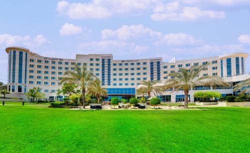 Muscat Hotel | Crowne Plaza Muscat OCEC by IHG