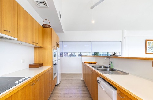 Nelson Bay Apartment | Crows Nest Marina View Apartment, 6 Teramby Rd - waterfront, WiFi, Aircon, Marina