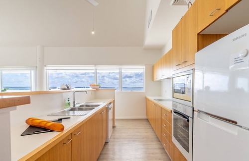Nelson Bay Apartment | Crows Nest Marina View Apartment, 6 Teramby Rd - waterfront, WiFi, Aircon, Marina