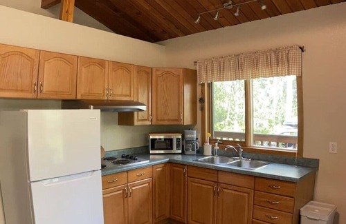 Crowsnest Pass Cabin | Crowsnest River Chalet - Wolf’s Den