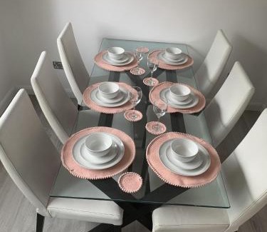 Newark upon Trent House | Crowthorne House, beautiful 3 bedroom Home for upto 8 Guests, with sofa bed Cul-de-sac with Private Driveway