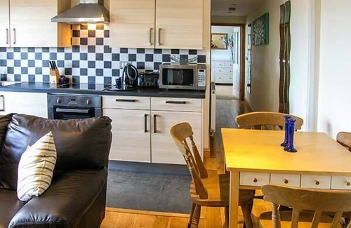 Y Felinheli Apartment | CRUD YR AWEL, romantic, country holiday cottage in Y Felinheli