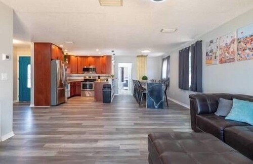 Cocoa House | Cruise-Ready Oasis:15min to Beach & Port Canav w/Huge Pool