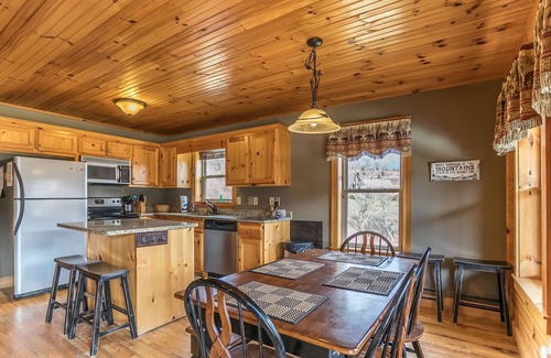 Deep Gap Cabin | Cruizin River Dreams- River front, fire-pit, hot tub