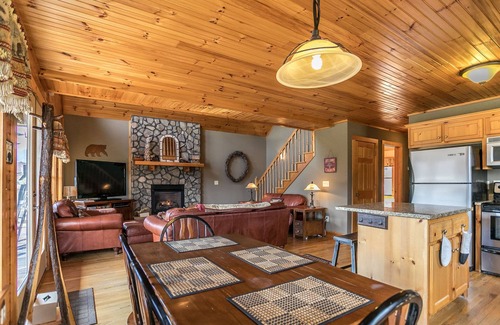 Deep Gap Cabin | Cruizin River Dreams- River front, fire-pit, hot tub