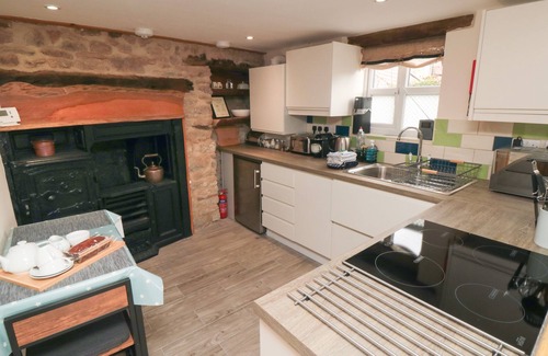 Kirkbymoorside Cottage | CRUMBLE'S HIDEAWAY, pet friendly, with open fire in Kirkbymoorside