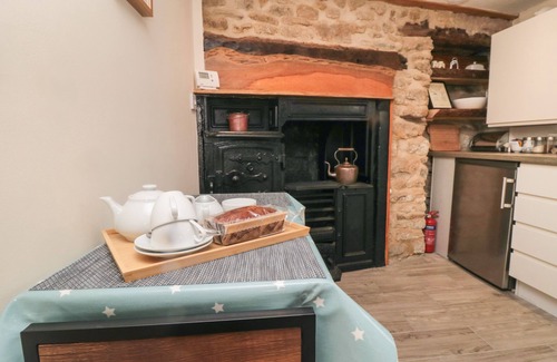 Kirkbymoorside Cottage | CRUMBLE'S HIDEAWAY, pet friendly, with open fire in Kirkbymoorside