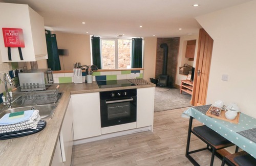 Kirkbymoorside Cottage | CRUMBLE'S HIDEAWAY, pet friendly, with open fire in Kirkbymoorside