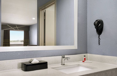 Northside Hotel | Crystal Inn Northeast Houston Downtown I-610