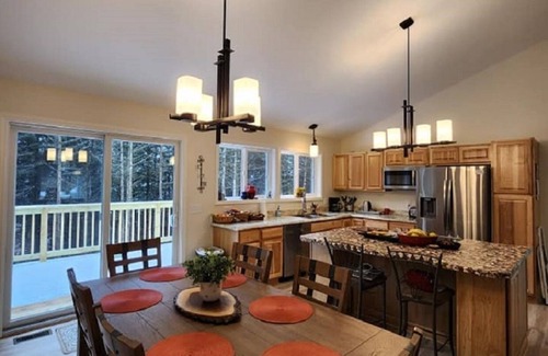 Frankfort House | Crystal Lake Getaway New Spatious walkout ranch. na Mile to Frankfort Mi Beaches