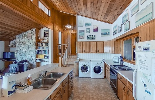Frankfort Cabin | Crystal Lake retreat w/terrific lake views, private waterfront, firepit, 2 bikes