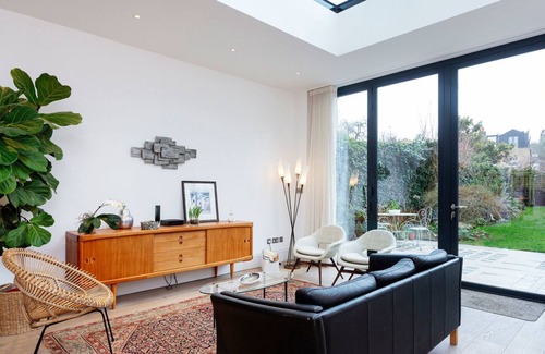 Wandsworth Common Apartment | Crystalline by the Common, by Veeve