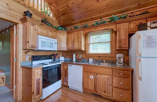 Black Bear Falls Cabin | Cub’s Cove | Hot Tub + Pool Table! Near Downtown