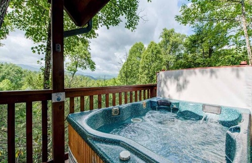 Black Bear Falls Cabin | Cub’s Cove | Hot Tub + Pool Table! Near Downtown