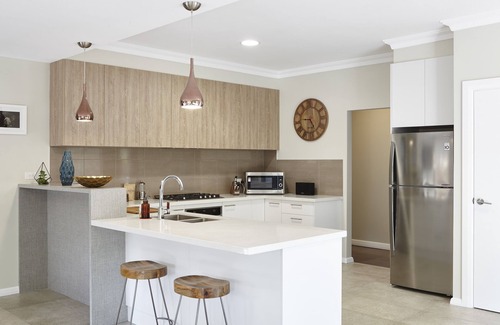 Bright House | Cuballa - Just a few minutes flat walk to town & the river .Modern clean house