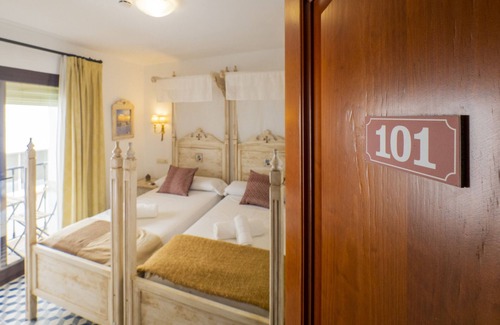 Tolox Bed & Breakfast | Cubo's Hostal La Plaza Room 101 with Breakfast