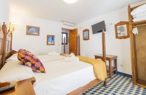 Tolox Bed & Breakfast | Cubo's Hostal La Plaza Room 202 with Breakfast