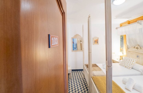 Tolox Bed & Breakfast | Cubo's Hostal La Plaza Room 103 with Breakfast