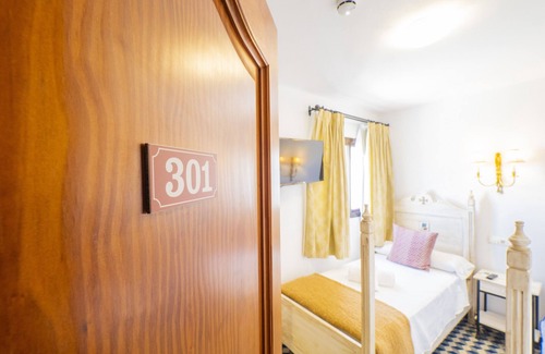 Tolox Bed & Breakfast | Cubo's Hostal La Plaza Room 301 with Breakfast