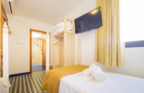 Tolox Bed & Breakfast | Cubo's Hostal La Plaza Room 301 with Breakfast