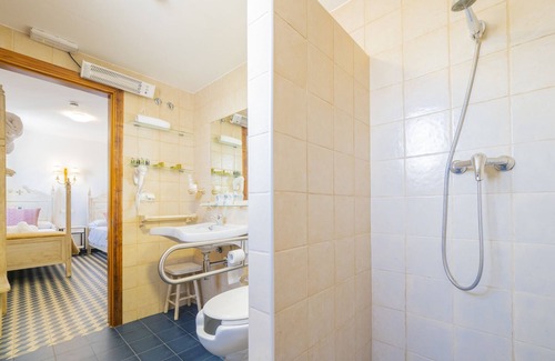 Tolox Bed & Breakfast | Cubo's Hostal La Plaza Room 301 with Breakfast