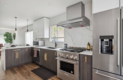 Skokie House | Culinary DREAM - Tranquil Home - Pizza Oven/BBQ/Smoker
