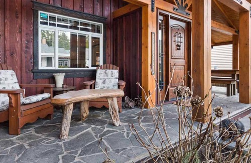 Cultus Lake House | Cultus Lake Luxury Resort - Steps to the Lake and Theme/Waterpark