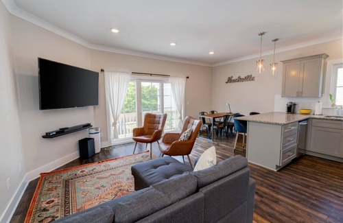 Lakewood House | Cumberland Emerald | Walk to Dining
