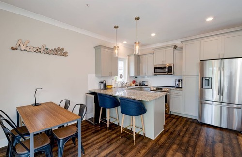 Lakewood House | Cumberland Emerald | Walk to Dining