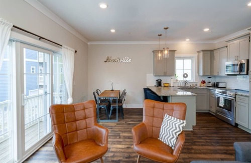 Lakewood House | Cumberland Emerald | Walk to Dining