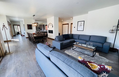 Gardiner House | Custom 4 Bedroom Suite at Yellowstone Park. Three Decks w/stunning views & BBQ!