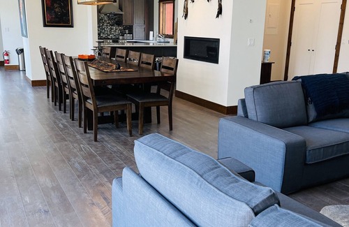 Gardiner House | Custom 4 Bedroom Suite at Yellowstone Park. Three Decks w/stunning views & BBQ!
