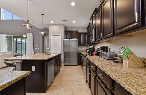 West Kissimmee House | CUSTOM A/C THEATER ROOM, 5bedrms 5bath- 3 King suites, Two 1st floor King suites