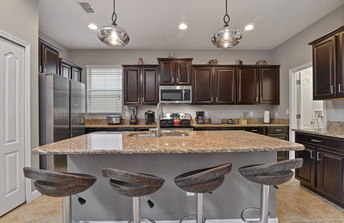 West Kissimmee House | CUSTOM A/C THEATER ROOM, 5bedrms 5bath- 3 King suites, Two 1st floor King suites