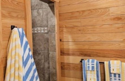 Madison Cabin | Custom-Built Cabin - Quiet Setting - Amazing Views