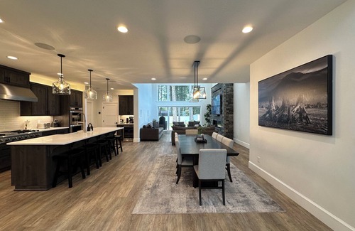 Detroit House | Custom-built Detroit Lake house - walking distance to the lake and town!