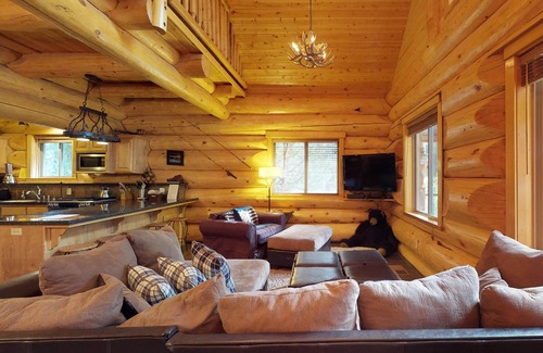 Lakeshore Cabin | Custom-Built Log Cabin w/Huge Deck & Great Location Steps from Huntington Lake