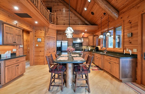 Hayward House | Custom-Bulit Log Cabin Family Friendly home on Round Lake, close to trails!